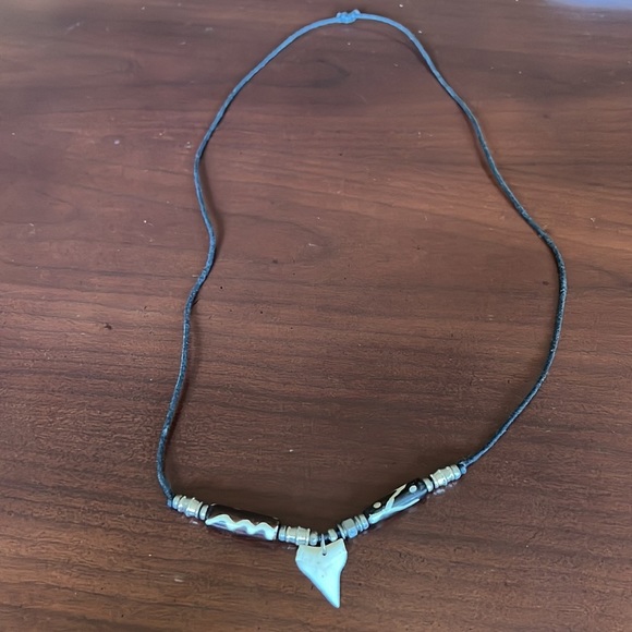 Shark tooth necklace - Picture 2 of 5
